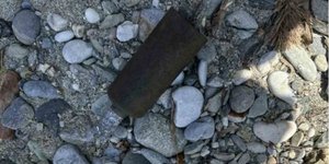 Το οξειδωμένο βλήμα περίπου 15 εκ. στην παραλία του Πλαταμώνα