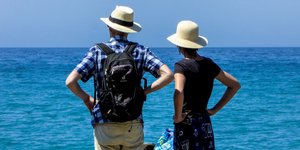 με καπελα πλατη 