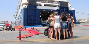 Πλοίο στο λιμάνι του Πειραιά
