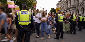 Συγκρούσεις κατά την διάρκεια διαδηλώσεων κατά των μεταναστών στο Μάντσεστερ και το Λονδίνο	