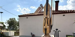 Ποντιακή λύρα σε κορμό δέντρου