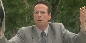 Ο Χάρης Ρώμας στο ρόλο του Περίανδρου Πόποτα