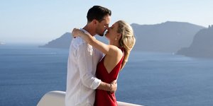 Η ανιψιά της πριγκίπισσας Νταϊάνας με τον σύντροφό της στη Σαντορίνη