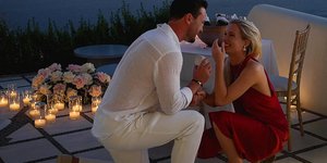 Η ανιψιά της πριγκίπισσας Νταϊάνα Ελίζα αρραβωνιάστηκε στη Σαντορίνη