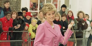 Η πριγκίπισσα Νταϊάνα φτάνει στο Νοσοκομείο Great Ormond Street για Παιδιά στο Κεντρικό Λονδίνο τη Δευτέρα 14 Φεβρουαρίου 1994