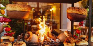 Πίτες, σαν ψωμί, ψημένες στον φούρνο πάνω σε πήλινα σκεύη  