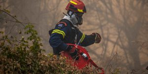 Πυροσβέστης σε φωτιά