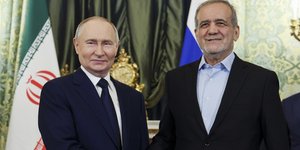 Ο Βλαντίμιρ Πούτιν με τον πρόεδρο του Ιράν Μασούντ Πεζεσκιάν