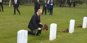 Ο Πούτιν αφήνει λουλούδια στο νεκροταφείο των Ρώσων πιλότων στην Αλάσκα
