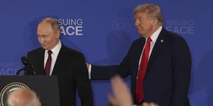 Βλάντιμιρ Πούτιν και Ντόναλντ λίγο πριν τη συνέντευξη Τύπου στην Αλάσκα 