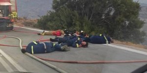 φωτογραφία πυροσβεστών από τη Χίο Εξουθενωμένοι ξεκουράζονται στον δρόμο