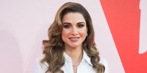 Η βασίλισσα Ράνια με λευκή τζιν φούστα και πουκάμισο -Το all-day look που μπορείτε να αντιγράψετε