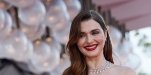 Τέλος τα κουρασμένα μάτια μετά τα 50: Αυτή η τεχνική μακιγιάζ θα «φωτίσει» το βλέμμα σας