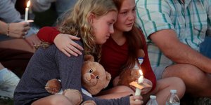 Κορίτσια κλαίνε στο σημείο που έχασαν τη ζωή τους μαθητές σε εκκλησία της Μινεσότα 