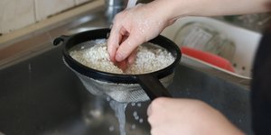 Πρέπει να πλένεται το ρύζι πριν το μαγείρεμα; Τι λέει η επιστήμη