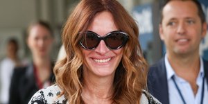 Τζούλια Ρόμπερτς: Γιατί όλοι μιλούν για τη ζακέτα που φόρεσε στη Βενετία