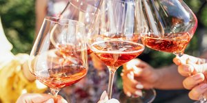 Ποτήρια με ροζέ κρασί 