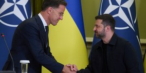 Ο γ.γ. του ΝΑΤΟ Μαρκ Ρούτε με τον πρόεδρο της Ουκρανίας Βολοντιμίρ Ζελένσκι στο Κίεβο 