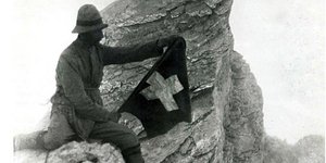 Πριν από 112 χρόνια, Αύγουστο μήνα, ο κυνηγός Χρήστος Κάκαλος ήταν ο πρώτος που πάτησε - και δη ξυπόλητος - στη θεϊκή κορυφή του Ολύμπου / BOISSONNAS