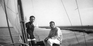 Ο Γεωργίου (αριστερά) το 1956 αποφάσισε να διασχίσει τον Ατλαντικό και να φτάσει στην Ελλάδα με ένα μικρό ιστιοπλοϊκό σκάφος / WIKIPEDIA