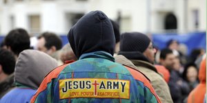 «Jesus Army»: η στρατιωτικοποιημένη εκδοχή μιας επικίνδυνης αίρεσης με στολές, λεωφορεία βαμμένα με χριστιανικά συνθήματα και στρατηγείο με το κωδικό όνομα Jawbone / WIKIPEDIA