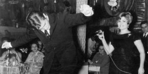 Ο Παύλος Σιδηρόπουλος χορεύει ζεϊμπέκικο