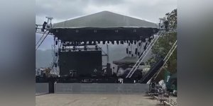 Η στιγμή που καταρρέει σκηνή στα Ιωάννινα