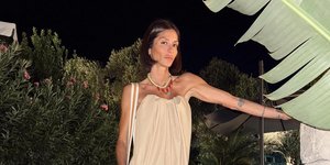 Η Σοφία Καρβέλα δείχνει το ιδανικό casual chic σύνολο για την επιστροφή στο γραφείο