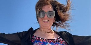 Ρομαντική απόδραση στη Σαντορίνη για τη Σοφία Μουτίδου και τον σύντροφό της