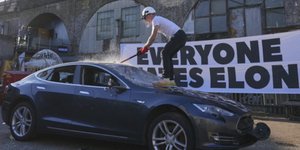 Διαδηλωτής σπάει αυτοκίνητο της Tesla του Έλον Μασκ