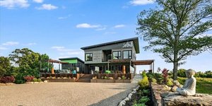 To ιδιαίτερο σπίτι που αποτελείται από 15 κοντέινερ