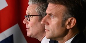 Ο Βρετανός πρωθυπουργός Κίρ Σταρμερ, αριστερά, και ο Γάλλος πρόεδρος Εμανουέλ Μακρόν