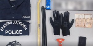 Κατασχεθέντα από τη σύλληψη στη Βούλα