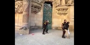 Ακτιβίστριες για το κλίμα έριξαν κόκκινη μπογιά