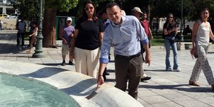 Ο Χάρης Δούκας στο συντριβάνι της πλατείας Συντάγματος που επαναλειτουργεί