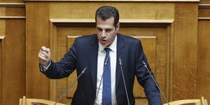 Ο Θάνος Πλεύρης στη Βουλή 