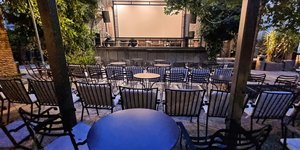 στην αυλή του Επί Κολωνώ