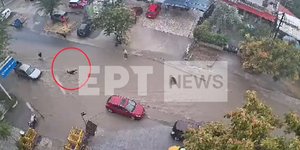 Η στιγμή που η γυναίκα παρασύρθηκε από τον χείμαρρο