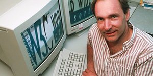 Ο Τιμ Μπέρνερς-Λι, διευθυντής του World Wide Web Consortium στο Ινστιτούτο Τεχνολογίας της Μασαχουσέτης (MIT) στο Κέιμπριτζ της Μασαχουσέτης, ποζάρει στο γραφείο του τη Δευτέρα, 1η Ιουνίου 1998
