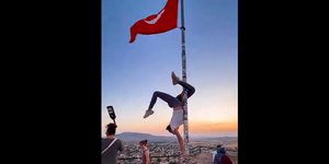 Τουρίστρια κάνει pole dancing στον ιστό τουρκικής σημαίας