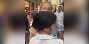 Τουρίστρια με νεαρή «κλέφτρα»