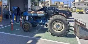 Τρακτέρ πιάνει θέση στάθμευσης για ηλεκτρικό αυτοκίνητο