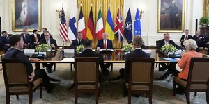 Ο Ντόναλντ Τραμπ με τους Ευρωπαίους ηγέτες στον Λευκό Οίκο