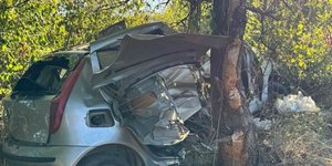 Το μοιραίο αυτοκίνητο, μετά τη σφοδρή πρόσκρουση σε δέντρο
