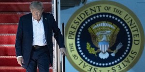 Τραμπ κατεβαίνει από Air Force One