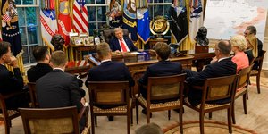 Ο Τραμπ με τους Ευρωπαίους ηγέτες στο Οβάλ Γραφείο 