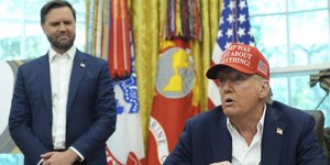 Ο Ντόναλντ Τραμπ με καπέλο στο οβάλ γραφείο μαζί με τον Τζέι Ντι Βανς