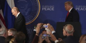 Πούτιν και Τραμπ αναχωρούν από την αίθουσα που παραχώρησαν δηλώσεις