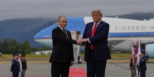 Η ιστορική χειραψία Ντόναλντ Τραμπ - Βλαντιμίρ Πούτιν 