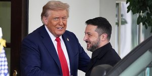 Ο Πρόεδρος Ντόναλντ Τραμπ, αριστερά, υποδέχεται τον Πρόεδρο της Ουκρανίας Βολοντίμιρ Ζελένσκι κατά την άφιξή του στο Λευκό Οίκο